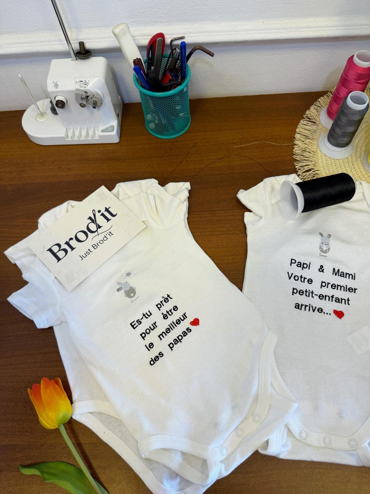 Bodies bébé brodés pour annoncer une naissance aux grands-parents