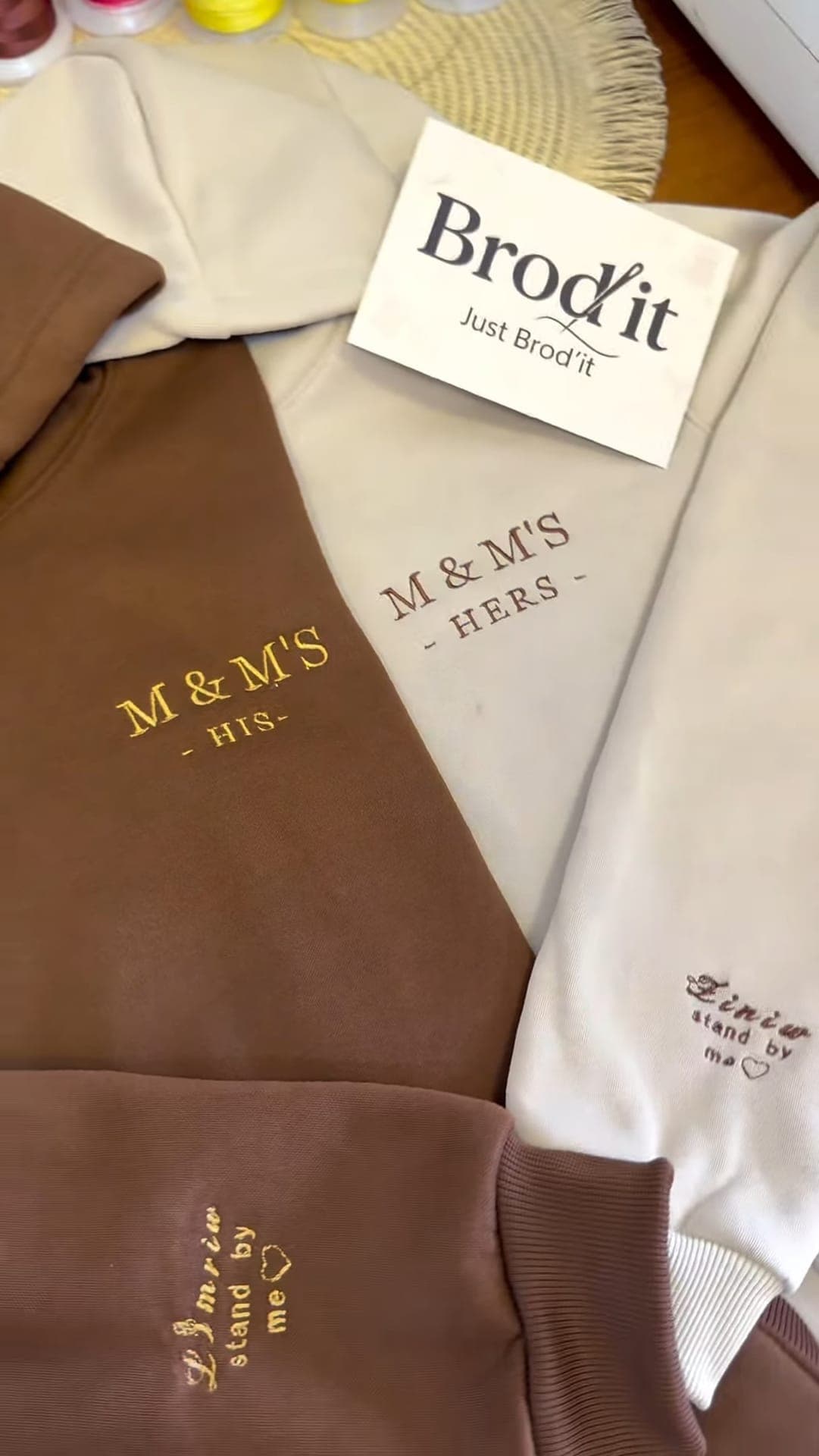 Hoodies marron et crème brodés « M&M'S His » et « Hers »