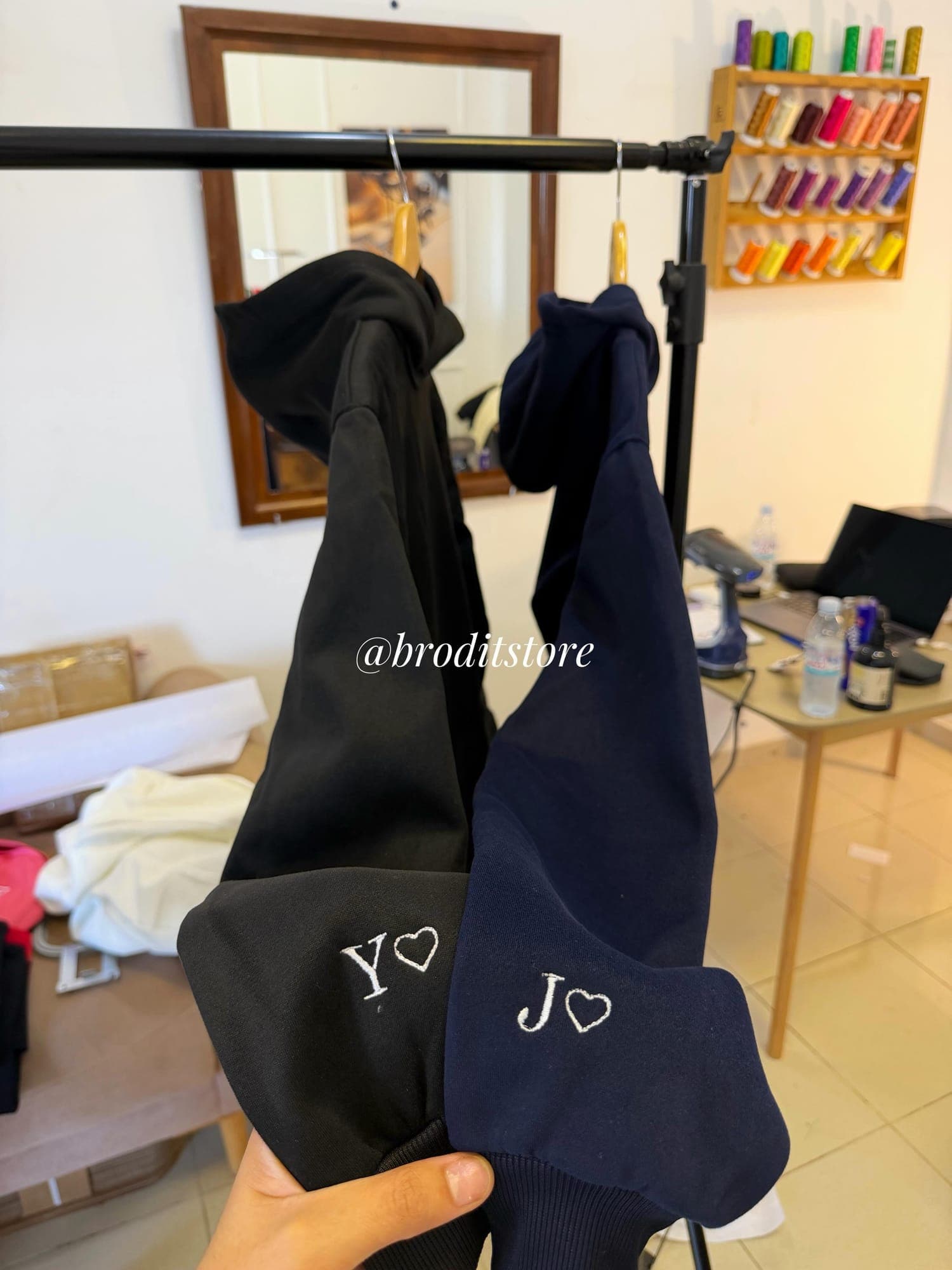 Deux hoodies noir et marine brodés des initiales Y et J avec un cœur