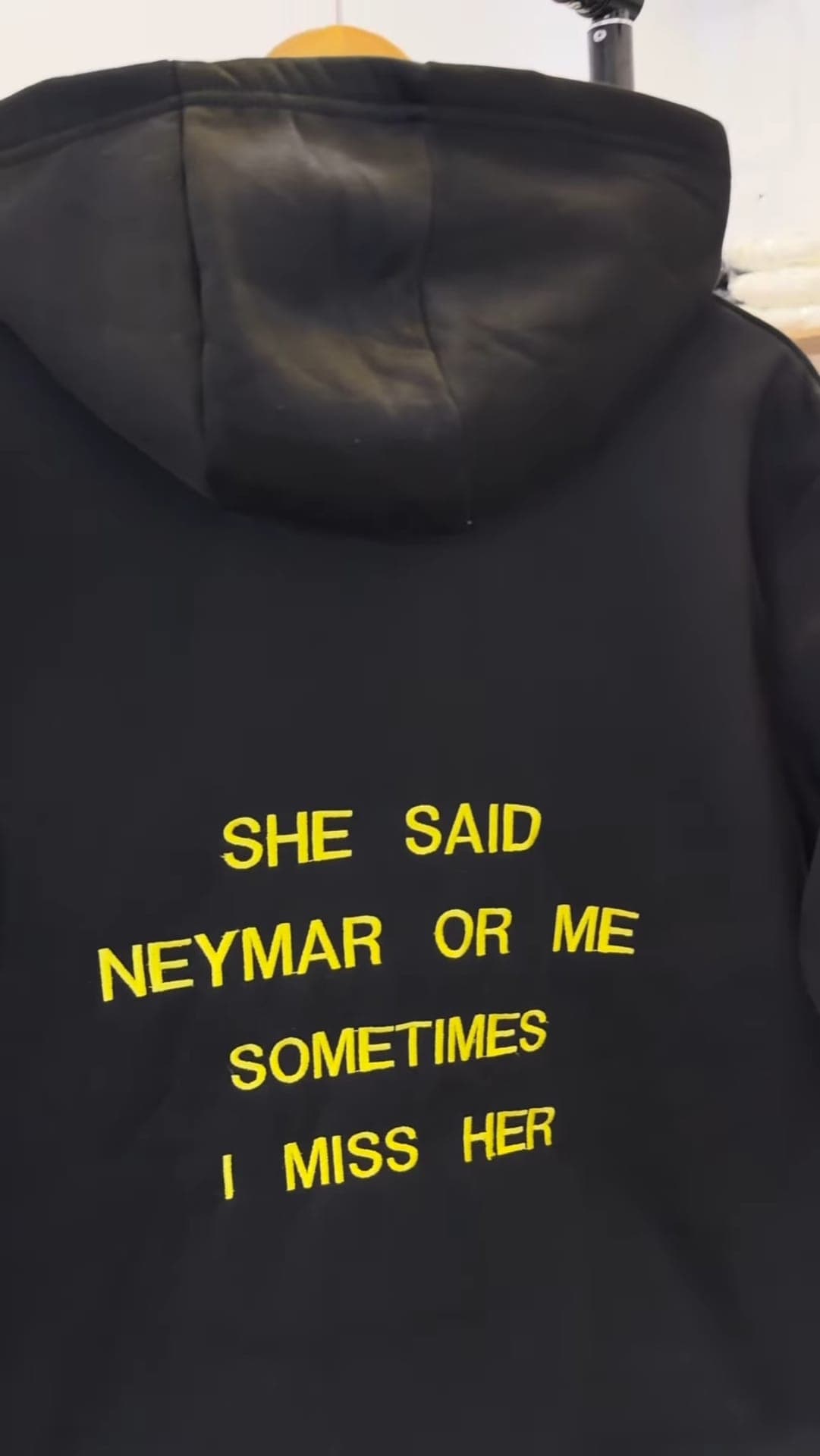 Dos de hoodie noir brodé en jaune « She said Neymar or me »