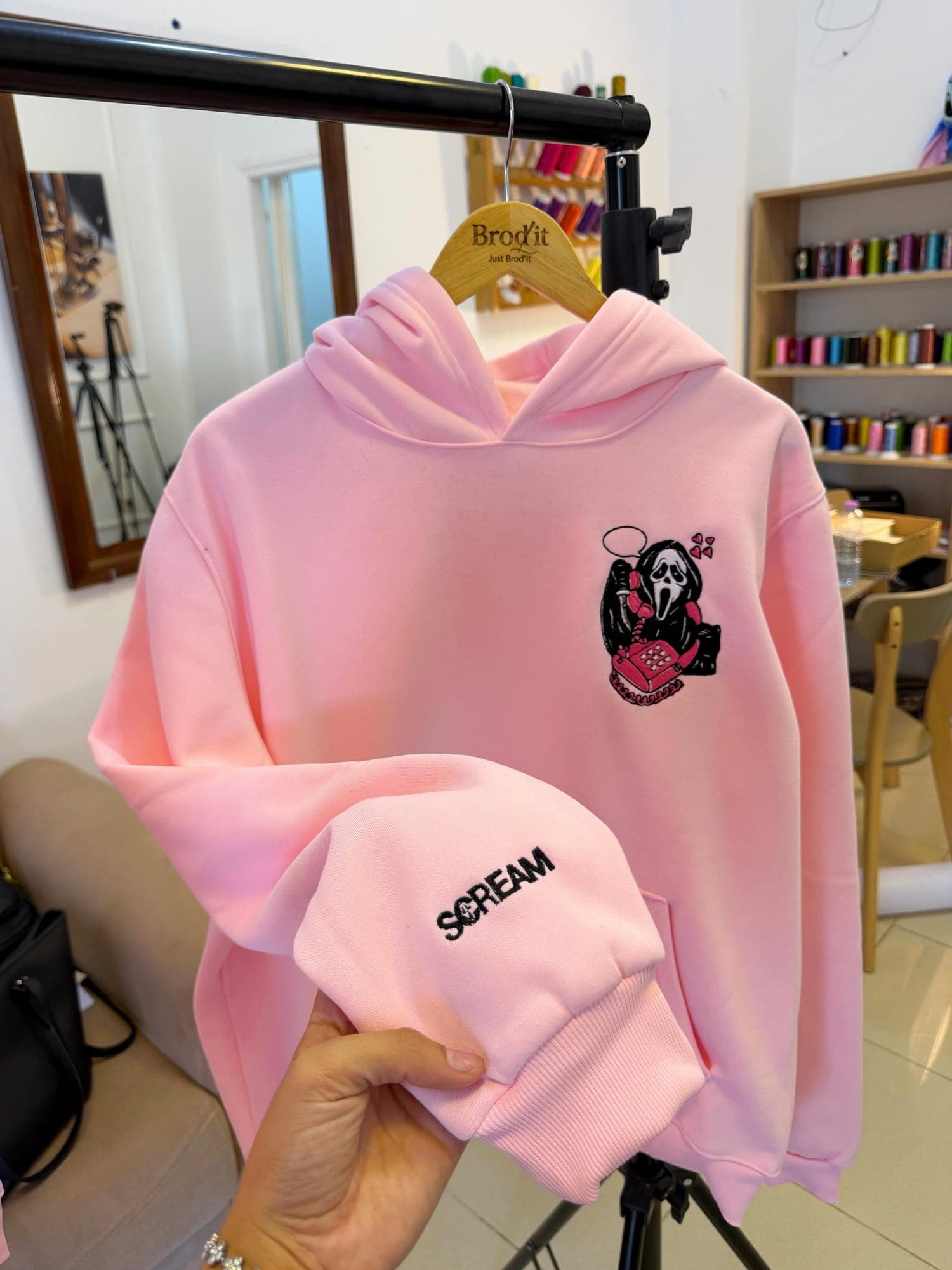 Hoodie rose brodé d'un motif Scream sur la poitrine et d'un mot sur la poche