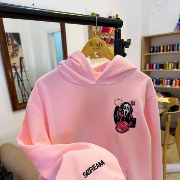 Hoodie rose, broderie inspirée de Scream