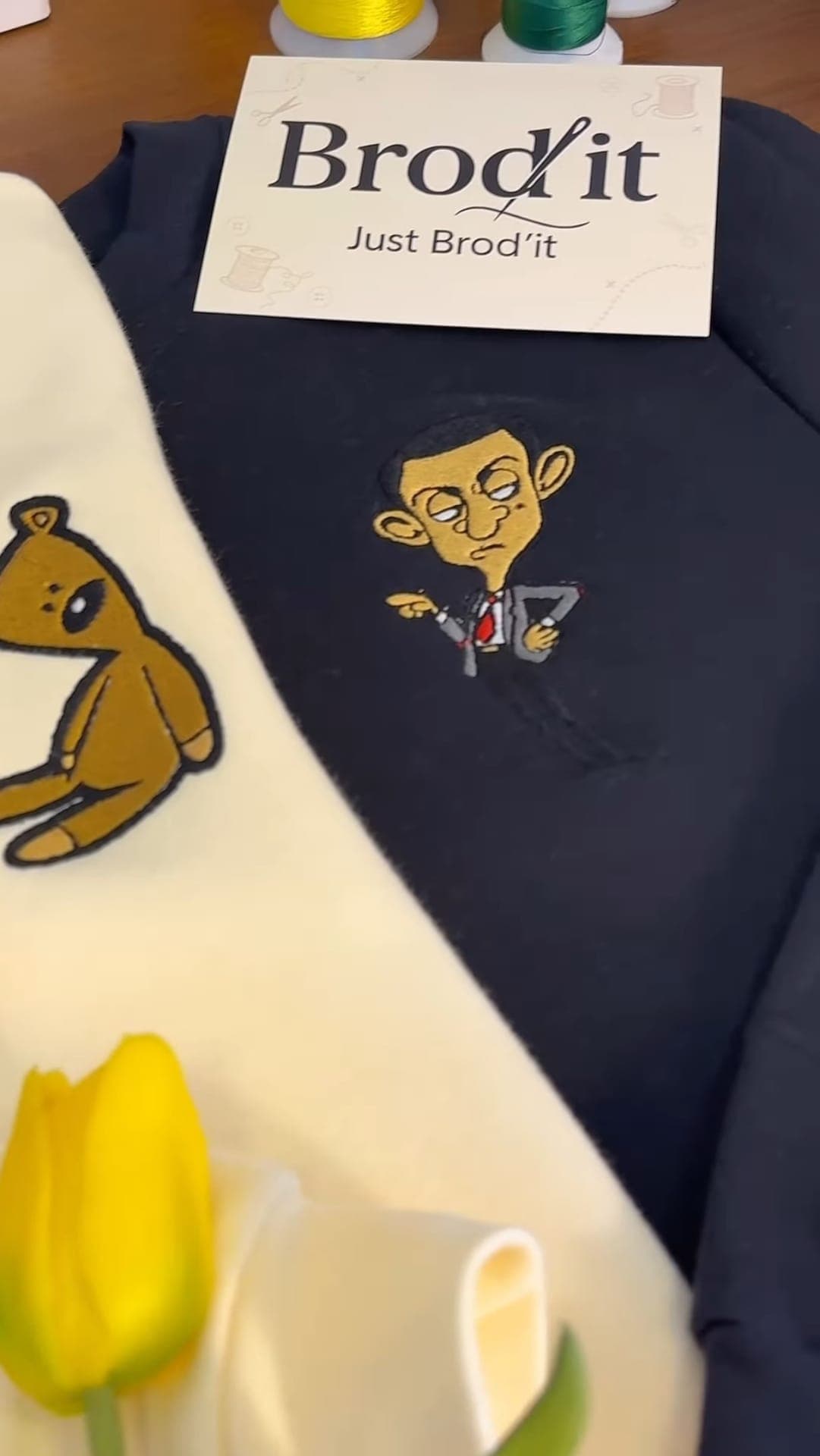 Sweats crème et marine brodés d'un ourson et de Mr Bean, avec la carte Brod'it