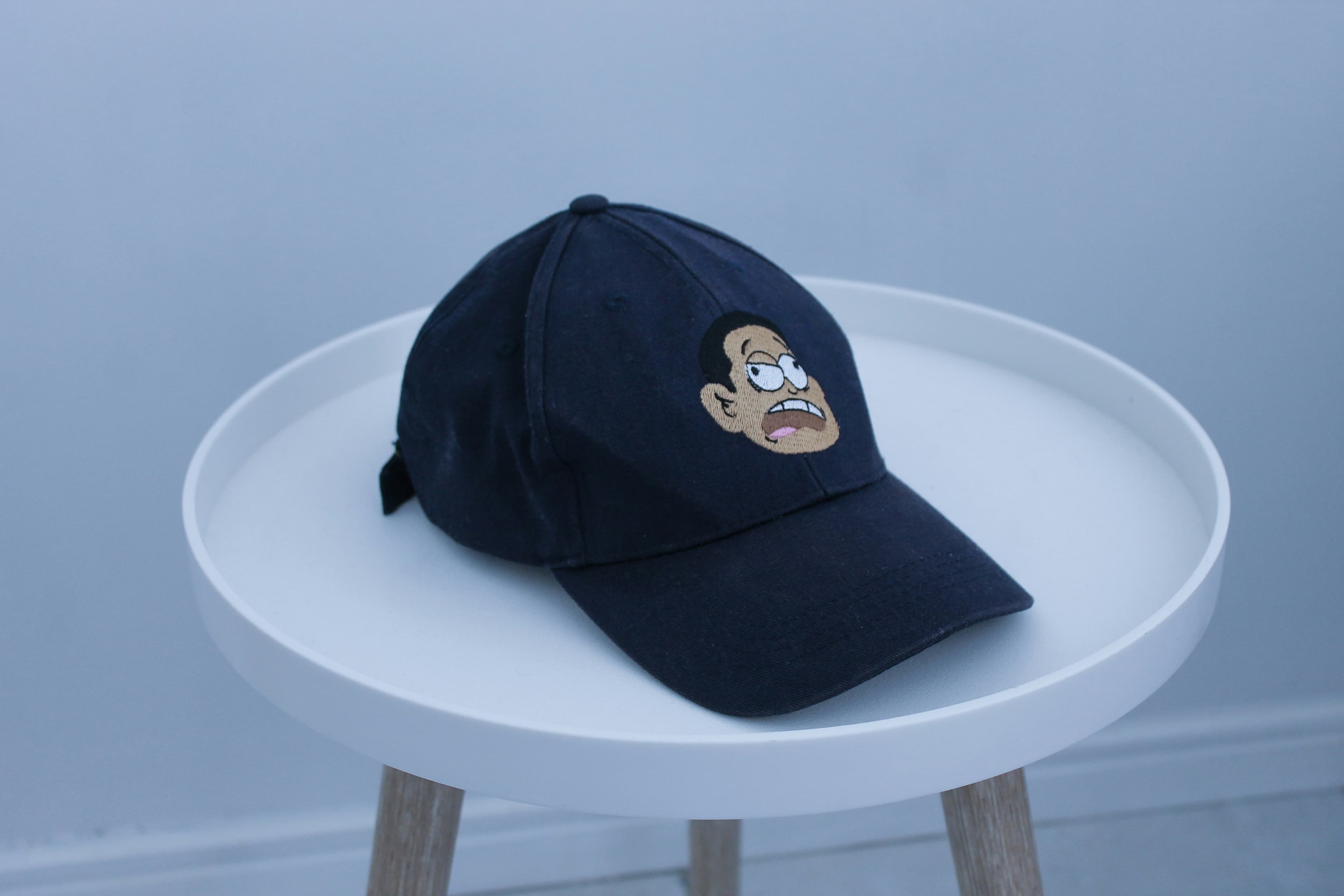Casquette bleu marine avec écusson brodé
