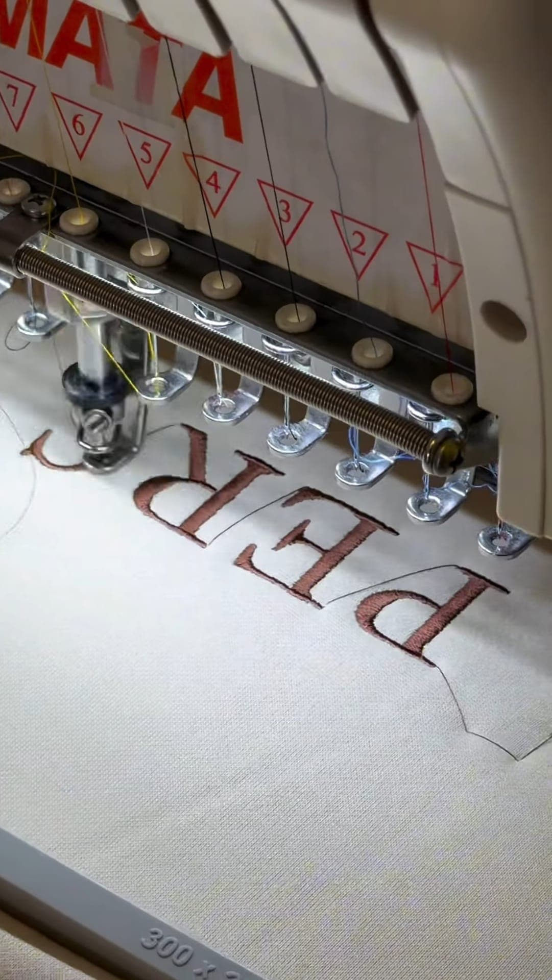 Gros plan des aiguilles de la machine à broder