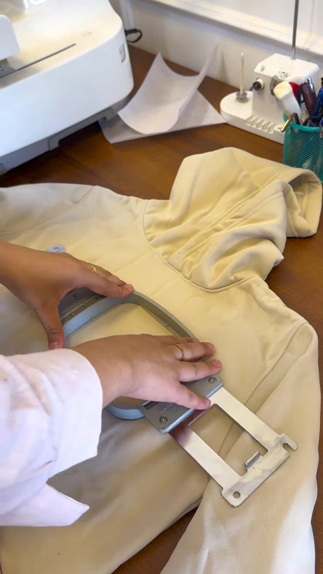 Mise en place d'un hoodie beige dans le cadre de broderie